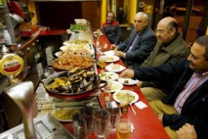 Tapaskultur in einer Bar nahe des zentralen Marktes im spanischen Valencia.