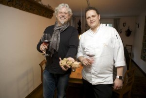 Trüffelexperte Ralf Bos präsentierte mit Markus Pape im „Meisenheimer Hof“ Wissenswertes über die Edelpilze. - Foto:A.K.