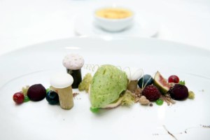 Es ist angerichtet: Crème Brûlée vom Birkweiler Ziegenfrischkäse mit Basilikum Limoneneis. - Foto:J.W.