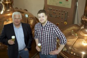 Die Bierbrauer Thomas (links) und Lukas Bruch im „Stiefel Bräu“. - Foto: Astrid Karger