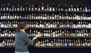 Eine Ausstellung in Mannheim zum Thema „500 Jahre Reinheitsgebot“ zeigt Flaschen und Dosen verschiedener Bierhersteller aus aller Welt. - Foto: picture alliance / dpa/Uwe Anspach