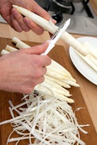 Während weißer Spagel geschält werden muss, fällt dies beim grünen weg. - Foto: picture alliance / dpa Themendienst